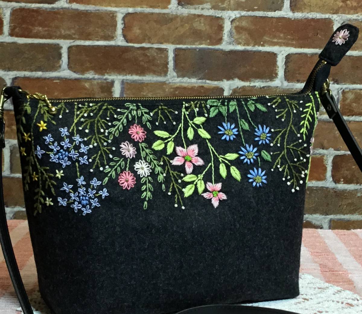 ハンドメイド 手刺繍 ウールツイード・チャコール 花柄刺繍 口