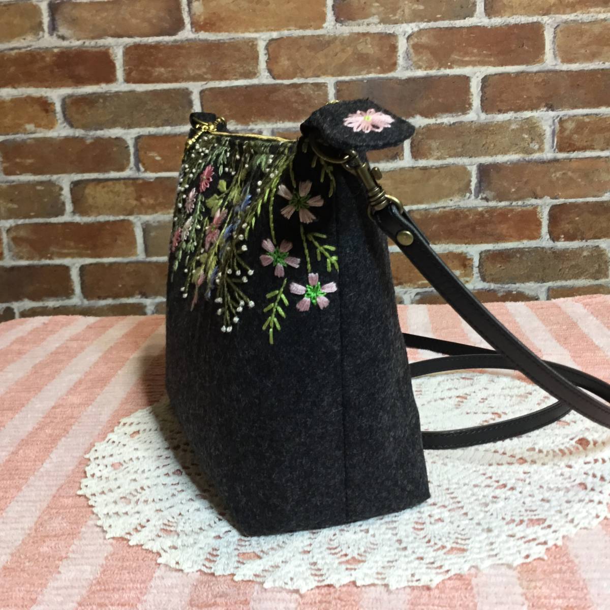 ハンドメイド 手刺繍 ウールツイード・チャコール 花柄刺繍 口