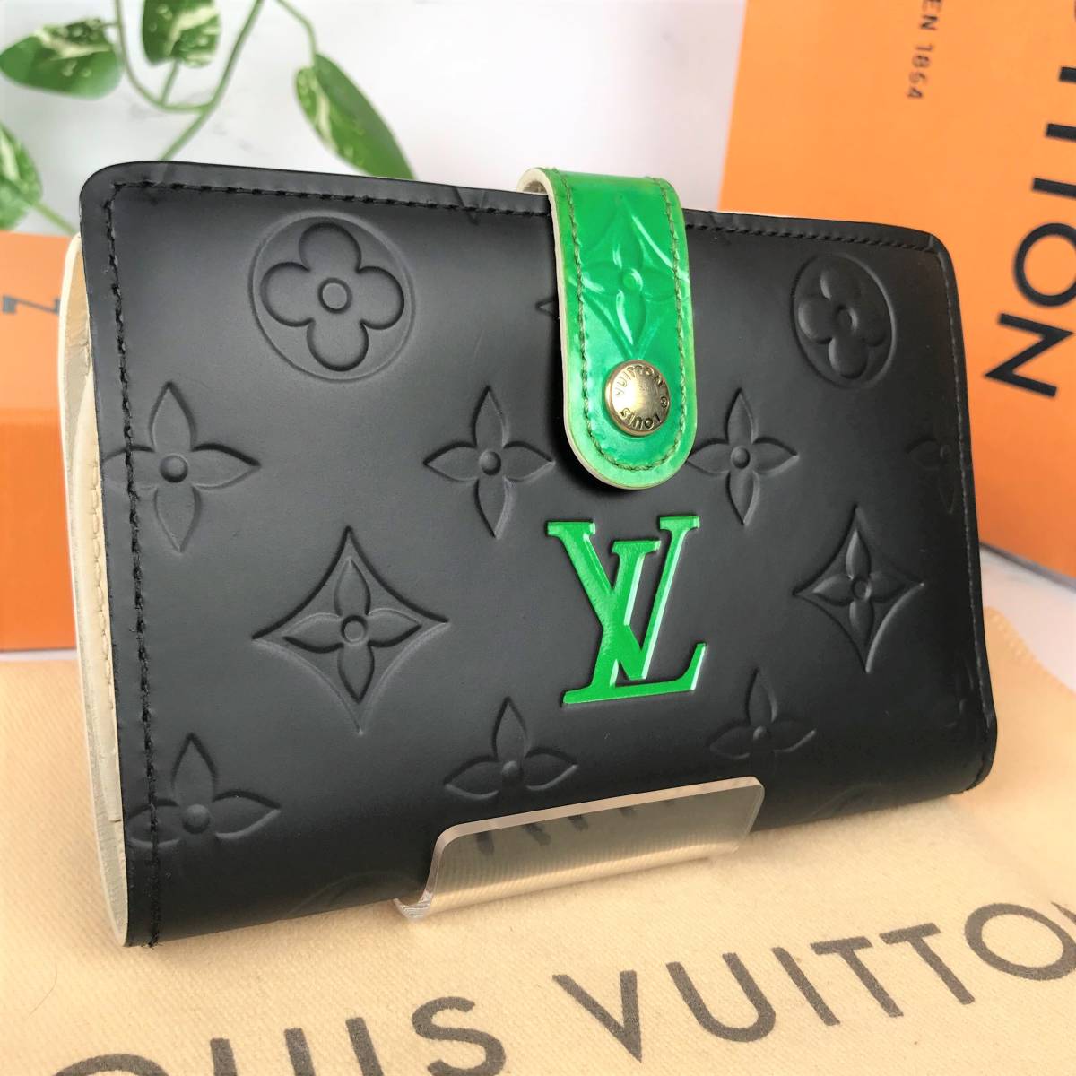 本物保証 1円~ 美品 LOUISVUITTON グリーン×マットブラック ポルト モネ ビエ ヴィエノワ 男女 がま口 2つ折り財布 ヴェルニ ルイヴィトン
