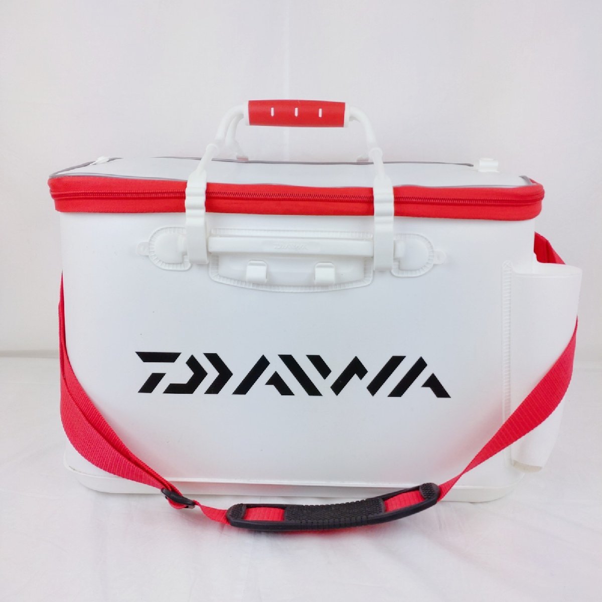 DAIWA　タックルバッグ　ホワイト×レッド　タックルボックス　釣り　フィッシング　ダイワ　