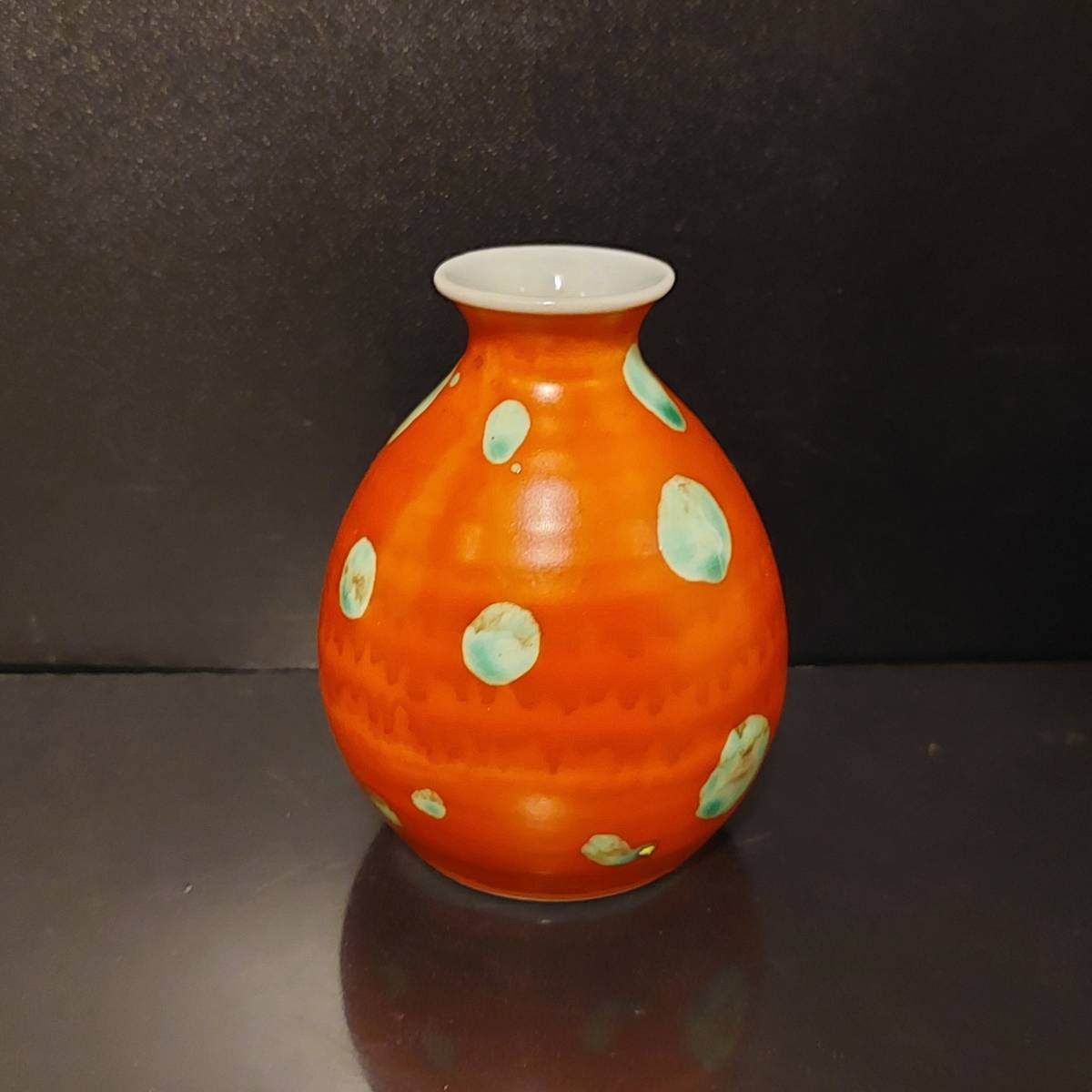 四代 須田菁華 酒器揃え 赤地緑点文徳利、色絵椿酒盃 須田