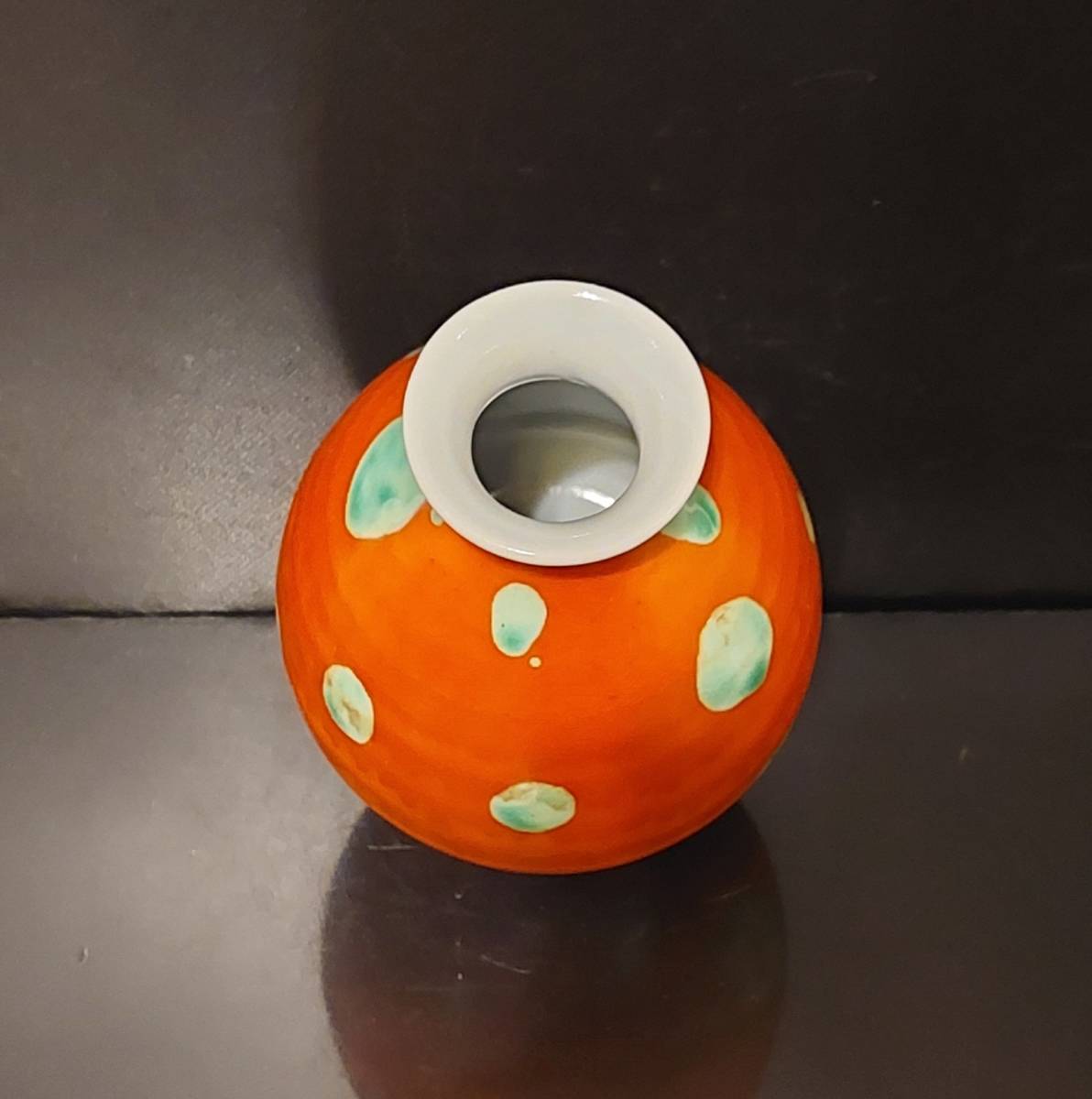 四代 須田菁華 酒器揃え 赤地緑点文徳利、色絵椿酒盃 須田