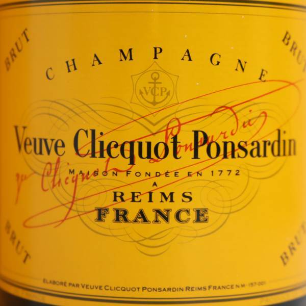 Veuve Clicquot（ヴーヴクリコ）ポンサルダン イエロー 12％ 750ml