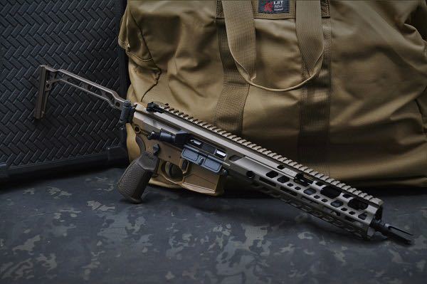 【当社カスタム品】SIG MCX VIRTUS SBR 11.5inchバレル ガスブローバック セラコートTWO-TONE FDE TYPE A