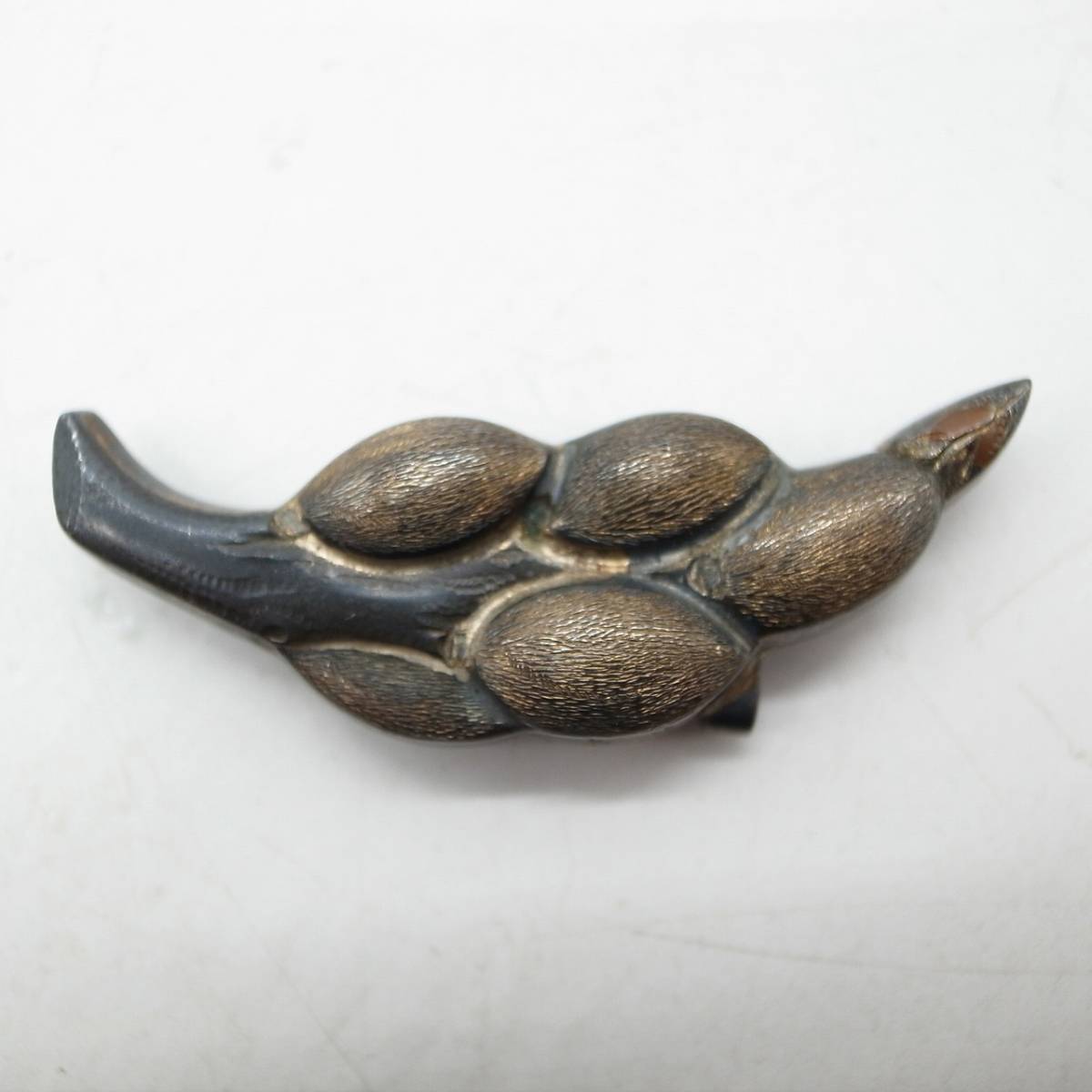 和装小物 金工 毛彫り 稲穂？ 松の実？ 在銘 年信 裏地銀製？ □