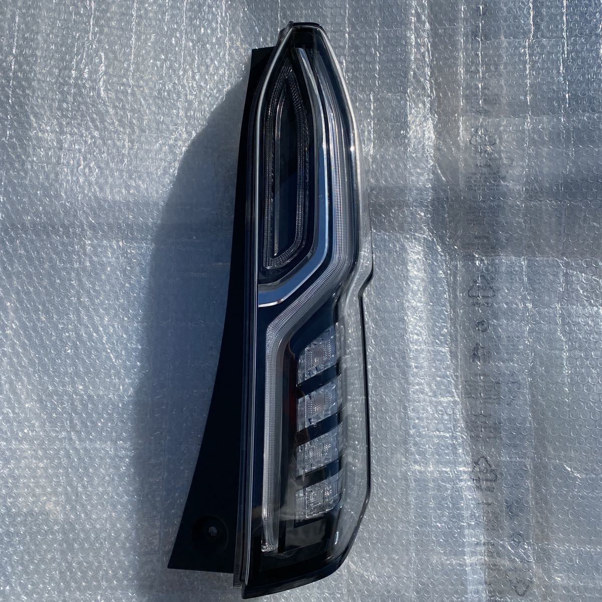 ホンダ N-BOX カスタム JF4 右 テールランプ 