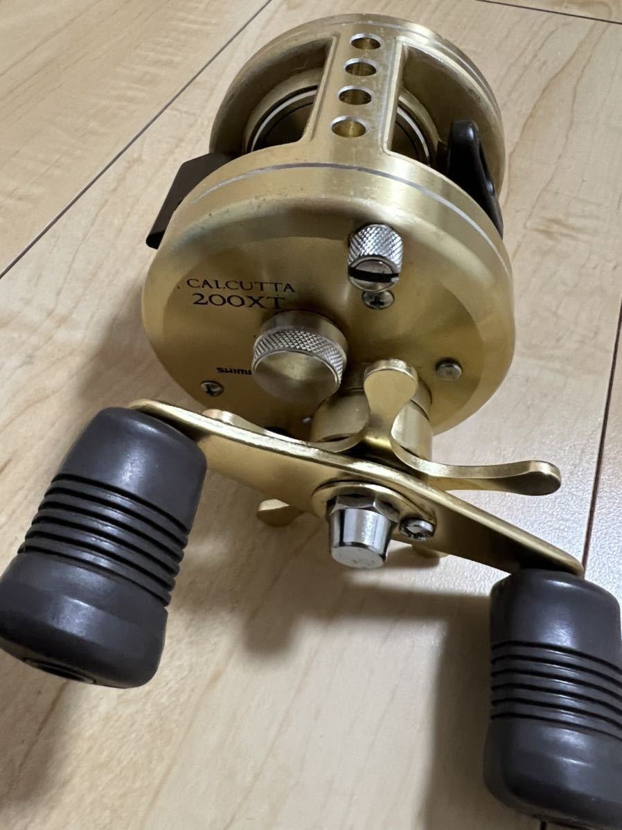 シマノ カルカッタ 200XT 右 ベイトリール SHIMANO CALCUTTA シーバス