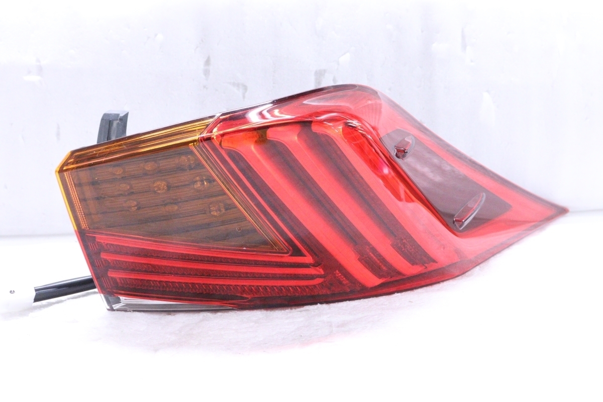 32-1975☆美品☆後期 LED GSE30 レクサスIS☆右テールライト ICHIKOH