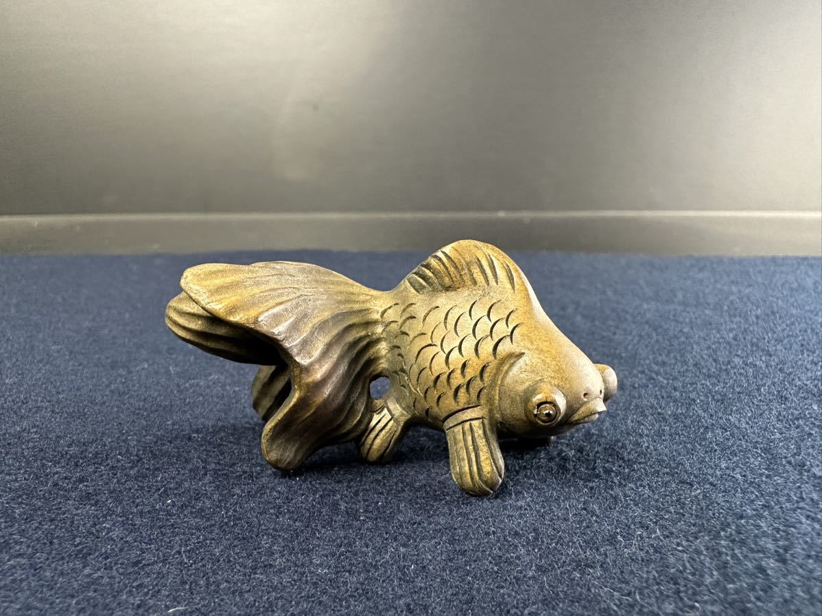 [HG787] 木製 根付 出目金 細密彫刻 提げ物 煙草入れ 木彫 拓植 金魚 魚 