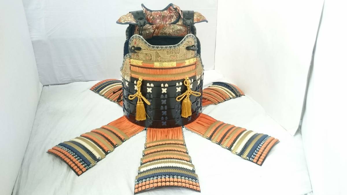 黒胴当世素掛 甲冑 鎧兜一式 セット 初だし 甲冑 黒胴当世素掛 赤 白 紺/箱付き/旧家蔵出し/鎧/武具/具足