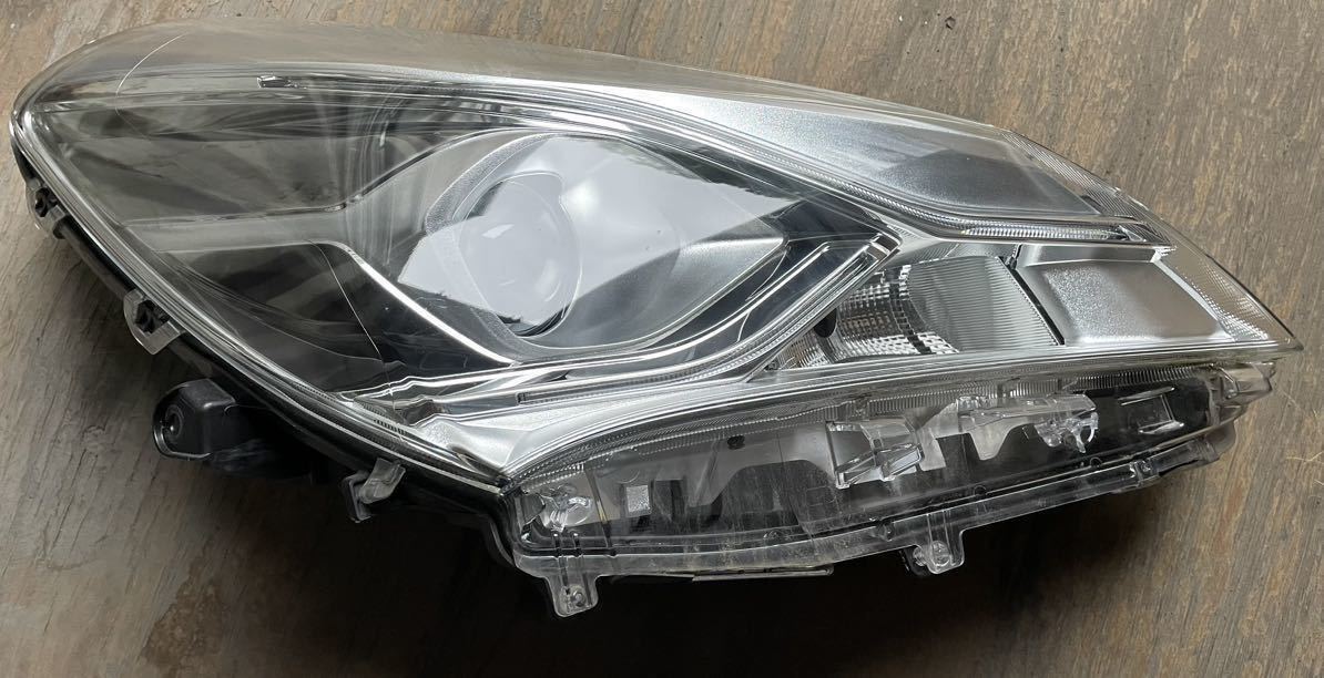 130ヴィッツ NSP130 後期　右LEDヘッドライト トヨタ　KOITO52-303 打刻LK ヴィッツ 後期 NSP130 ヴィッツ☆左ヘッドライト 50-616☆美品☆後期 NCP131