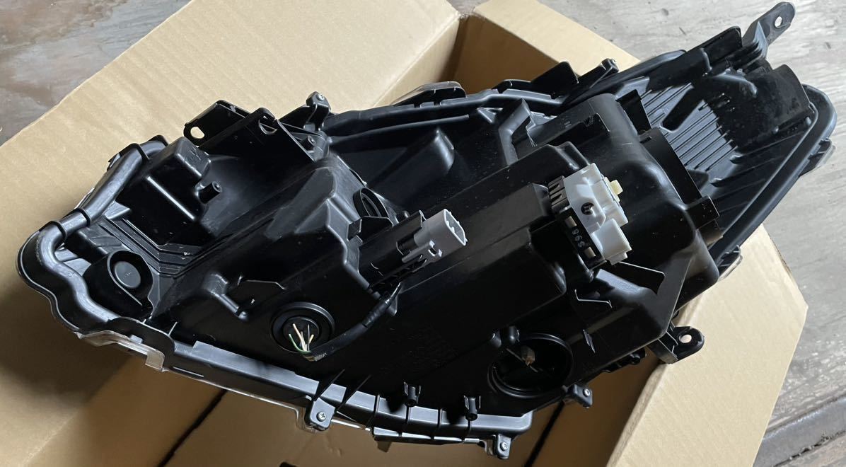 130ヴィッツ NSP130 後期　右LEDヘッドライト トヨタ　KOITO52-303 打刻LK ヴィッツ 後期 NSP130 ヴィッツ☆左ヘッドライト 50-616☆美品☆後期 NCP131