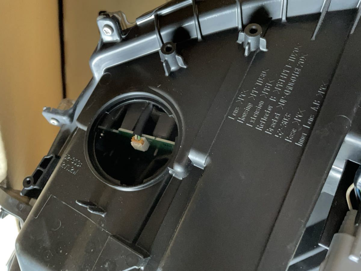 130ヴィッツ NSP130 後期　右LEDヘッドライト トヨタ　KOITO52-303 打刻LK ヴィッツ 後期 NSP130 ヴィッツ☆左ヘッドライト 50-616☆美品☆後期 NCP131