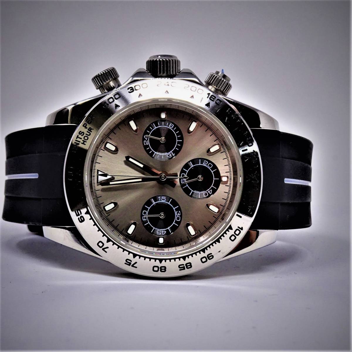 新品・ノーロゴOEM製メンズ・VK63クロノグラフクオーツ式シルバービジネスモデル腕時計 ・オマージュ・ブラックラバーストラップベルト