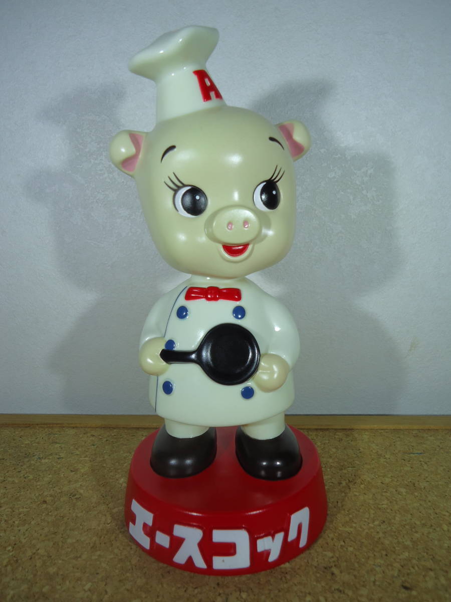 165★限定生産　TOYS CLUB　エースコック　こぶた　首ふり人形　21cmドール　赤台座　フライパン