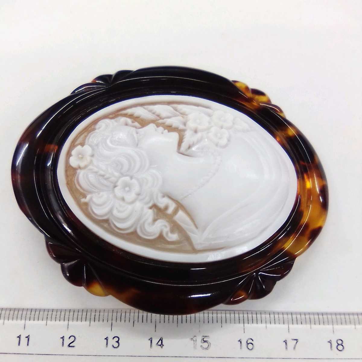 ○ハ3106H◎本べっ甲×シェルカメオ 大き目デザイン ブローチ兼