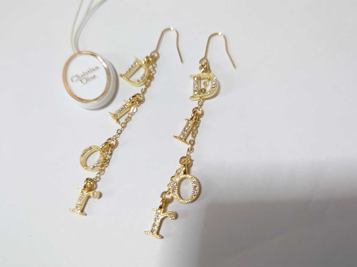 Christian Dior　クリスチャン・ディオール　ほぼ未使用　ロング　ピアス　ゴールド色　美品　