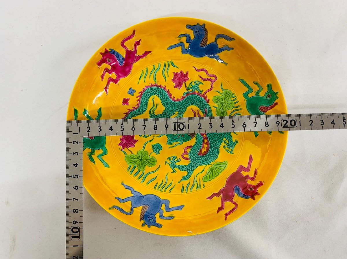 あきこ中国美術 色絵 龍紋皿 φ48.8cm(ZE473) 染錦金彩雲龍 角4号飾皿