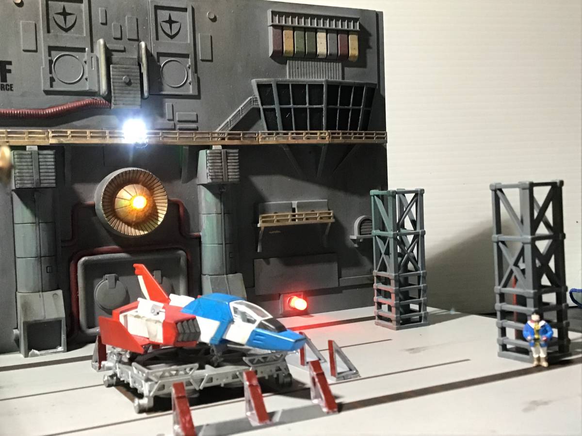 MGコアファイター1/100 ・RG RX-78-2 １/144 ダメージ塗装、訳あり格納庫ジオラマ付き（割れリカバリー）ジャンク扱いその他
