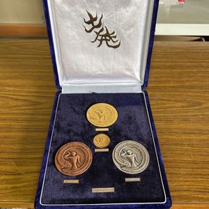 岡本太郎 メダルのYahoo!オークション(旧ヤフオク!)の相場・価格を見る