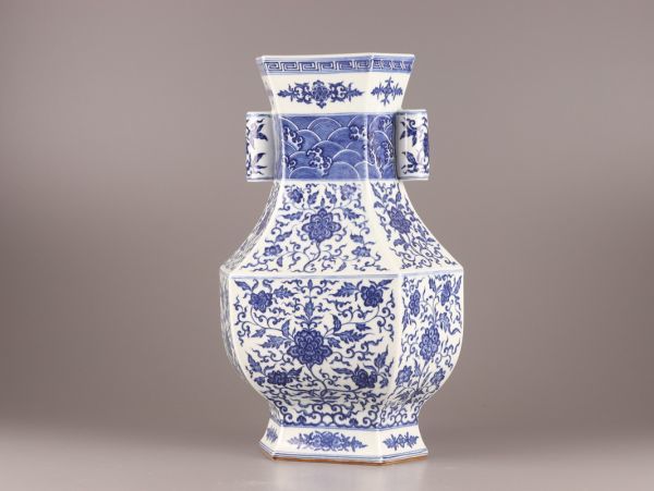 清朝乾隆時代に作られた青白磁の赤蓋の箱 美術品・アンティーク・コレクション 清朝乾隆時代に作られた青白磁の赤蓋