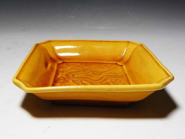 桃】珉平焼黄釉印刻萬龍図角皿小皿 桃珉平