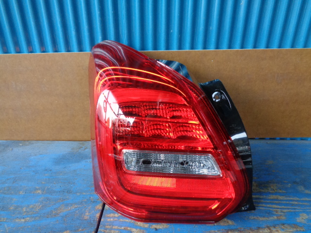 AZ161 スズキ　スイフト　ＺＣ１３Ｓ　ＺＣ４３Ｓ　ＺＣ５３Ｓ　ＺＣ８３Ｓ　テールランプ　左　koito220-59360