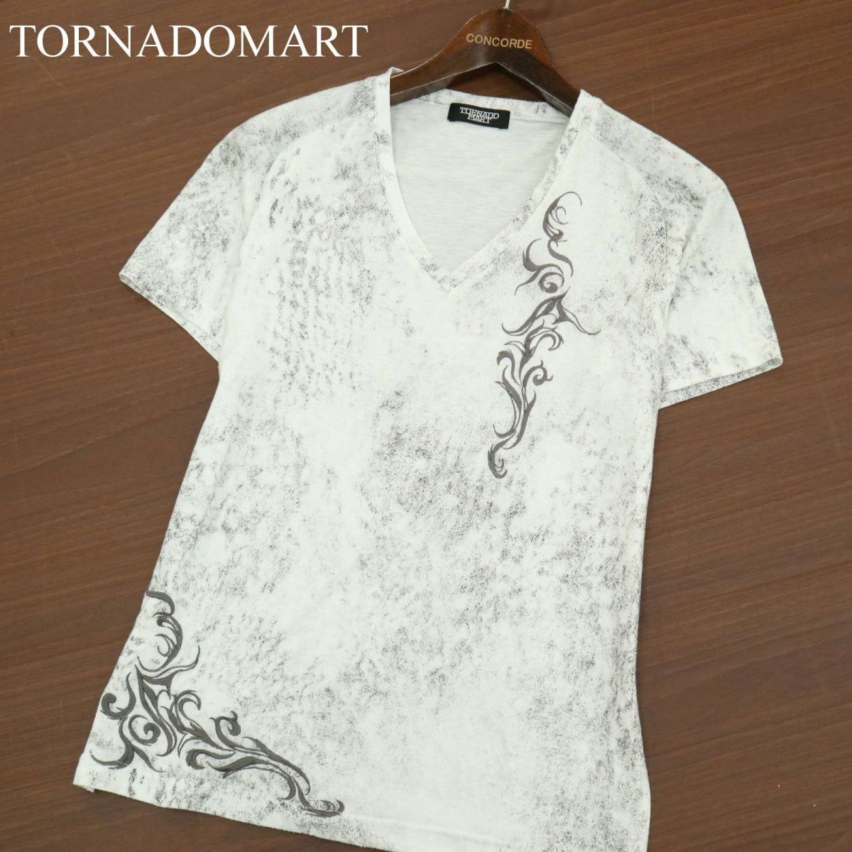 TORNADOMART トルネードマート 春夏 タトゥー刺繍☆ ムラ加工 半袖 V 