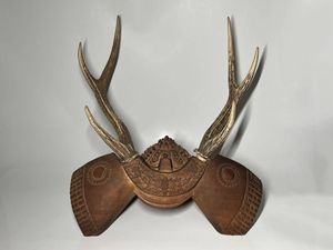 瑞】時代 木彫兜 鹿角 刀掛け 細工彫刻 時代武具 置物 オブジェ