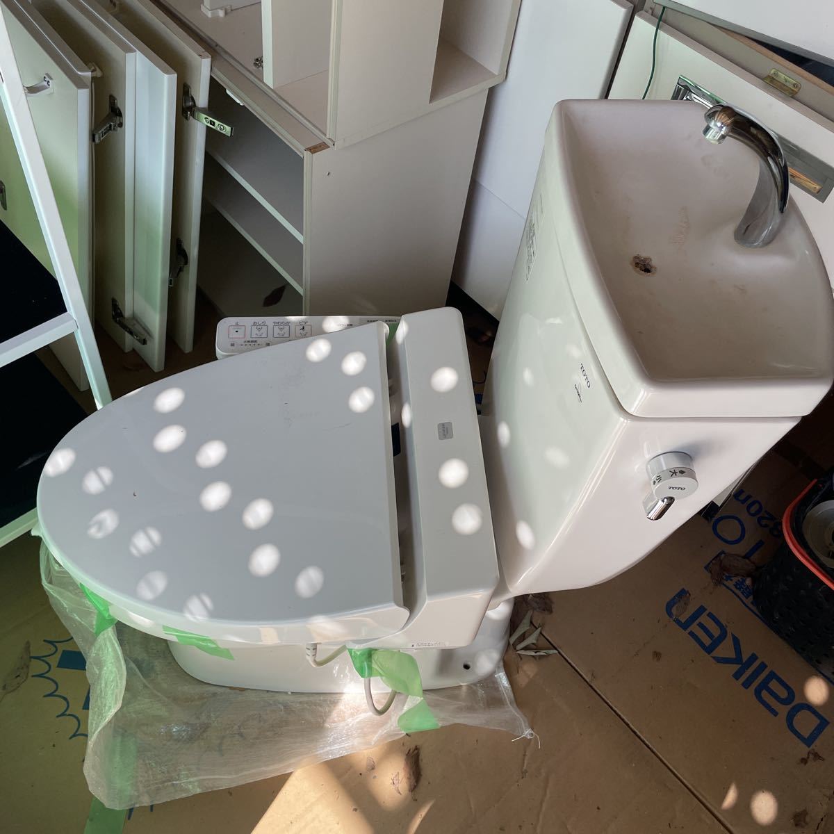 引き取り限定 toto トイレ 床排水 手洗い付き(洋式)｜売買された  