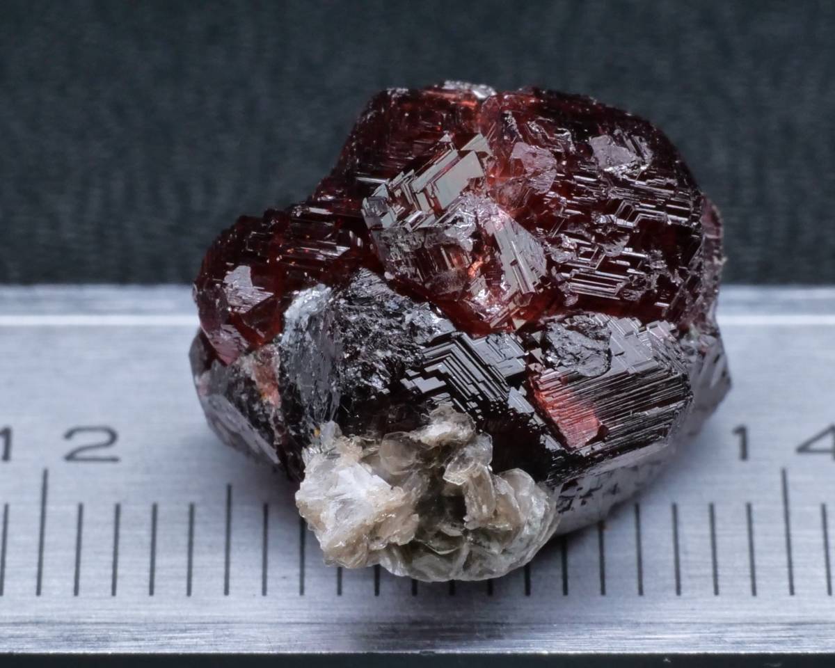 美品【鉱物 標本 満礬柘榴石 原石】パキスタン スペサルティン