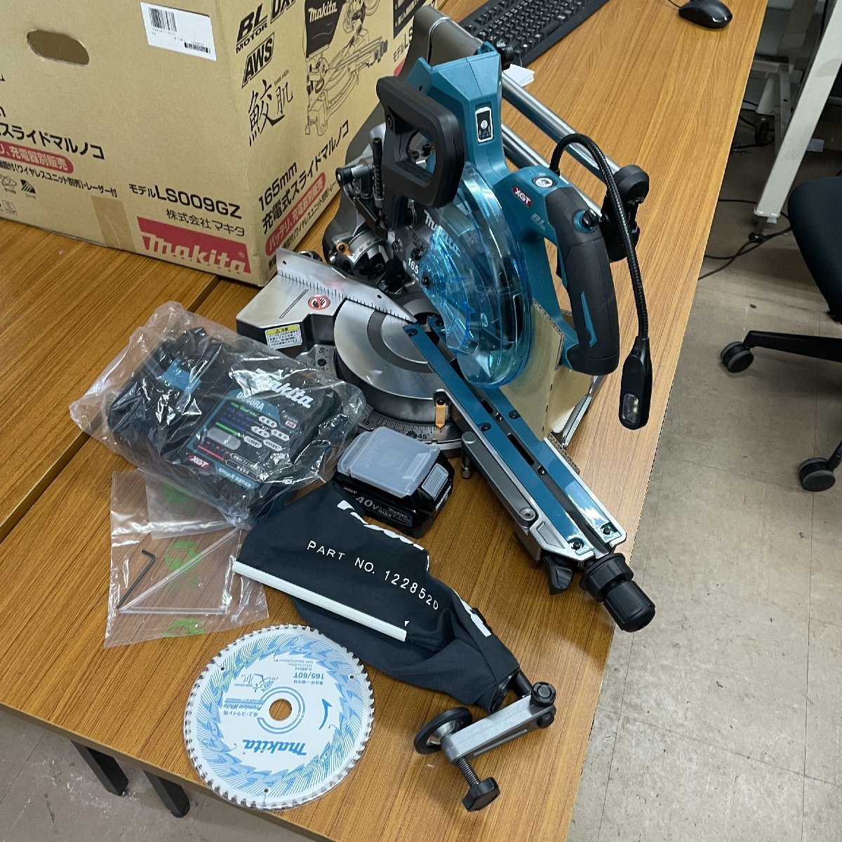 【未使用品】★マキタ(makita) 40V 165mm コードレススライドマルノコ LS009GZ BL4025 DC40RA セット【格安スタート♪】_1