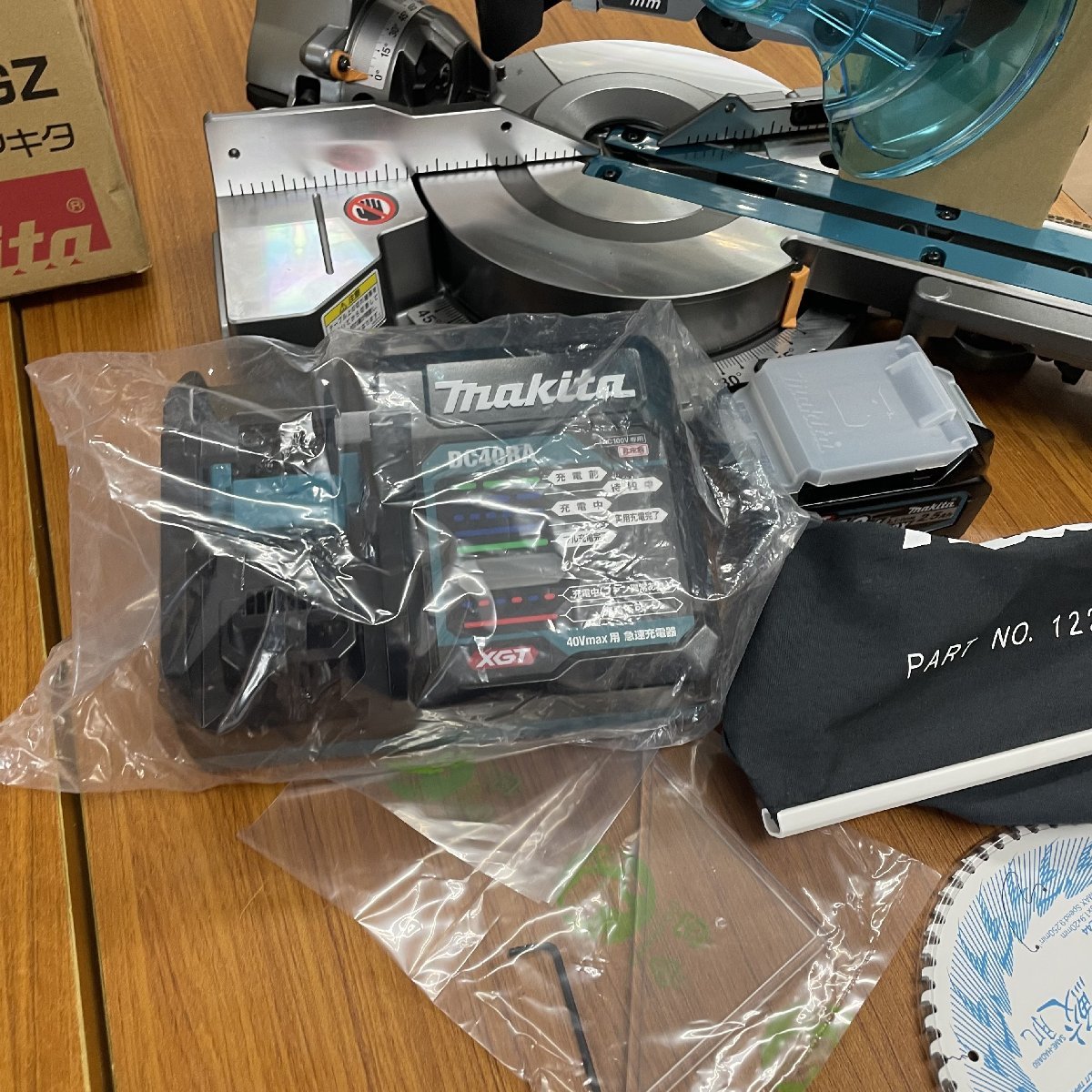 【未使用品】★マキタ(makita) 40V 165mm コードレススライドマルノコ LS009GZ BL4025 DC40RA セット【格安スタート♪】_4