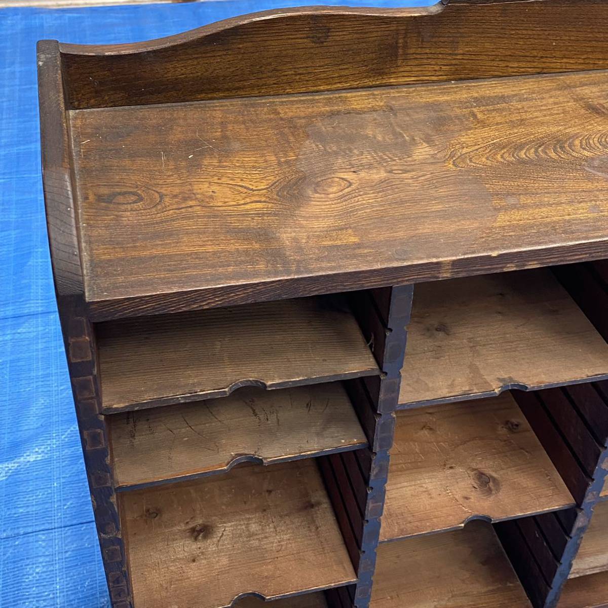 古家具ビンテージ品◾️木製家具 書類棚 カルテ棚 収納ラック 整理棚 引取可☆大正期？ 古い医院より 古い木味のカルテ棚 硝子摘