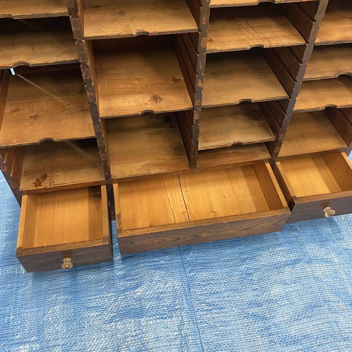 稀少/ビンテージ/古道具/無垢材/大型/カルテ棚/カルテケース/書類棚/店舗什器 引取可☆大正期？ 古い医院より 古い木味のカルテ棚 硝子摘