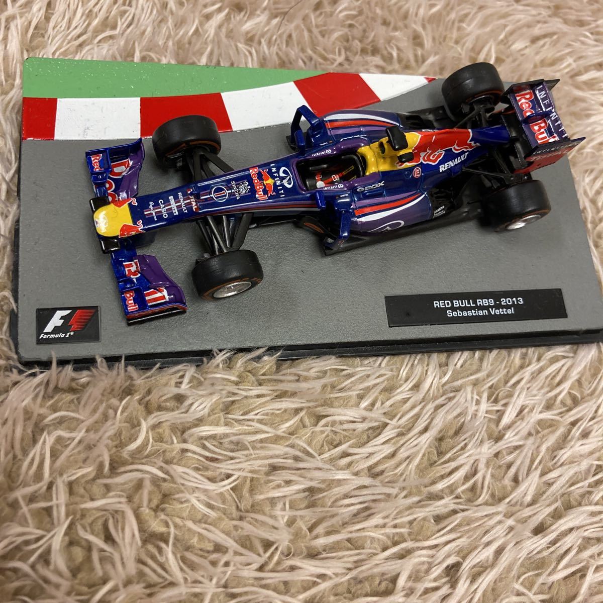 レッドブルRB9 2013 セバスチャン・ベッテル F1マシンコレクション1/43