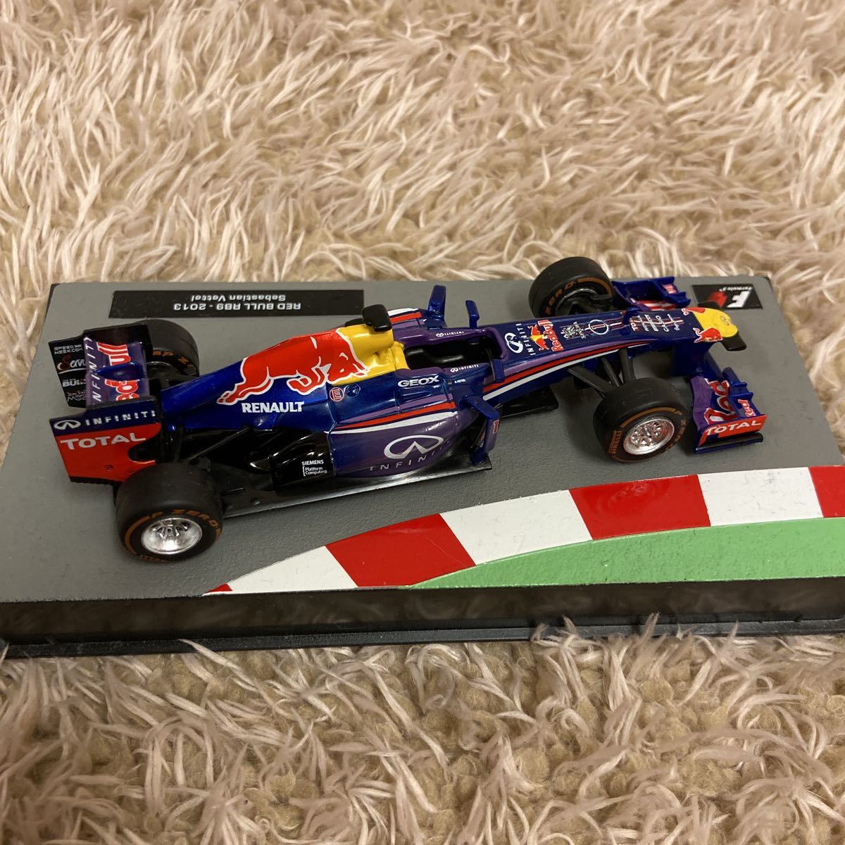 レッドブルRB9 2013 セバスチャン・ベッテル F1マシンコレクション1/43