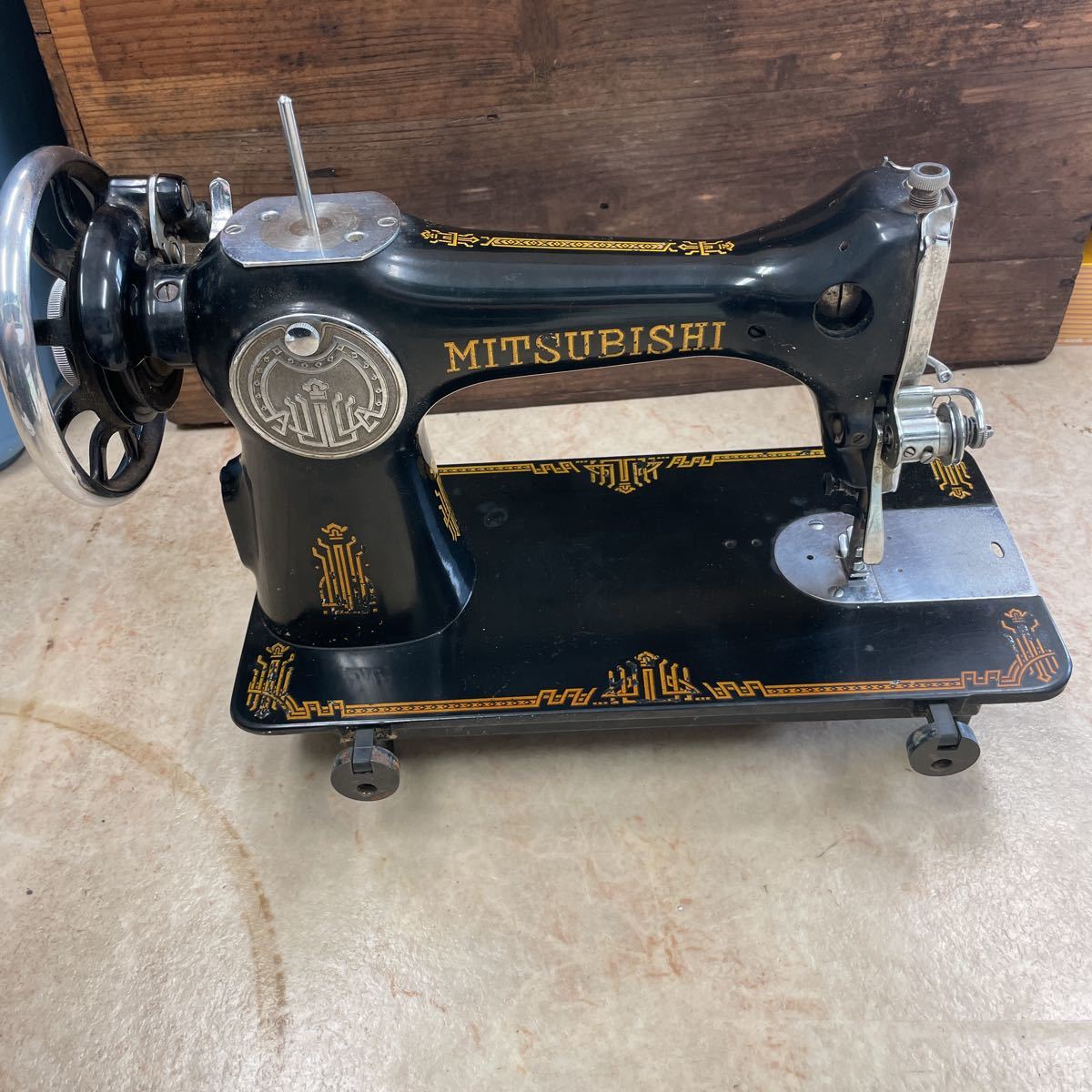 三菱 アンティーク ミシン 黒 昭和 レトロ ボタン 穴がかり SET 【公式