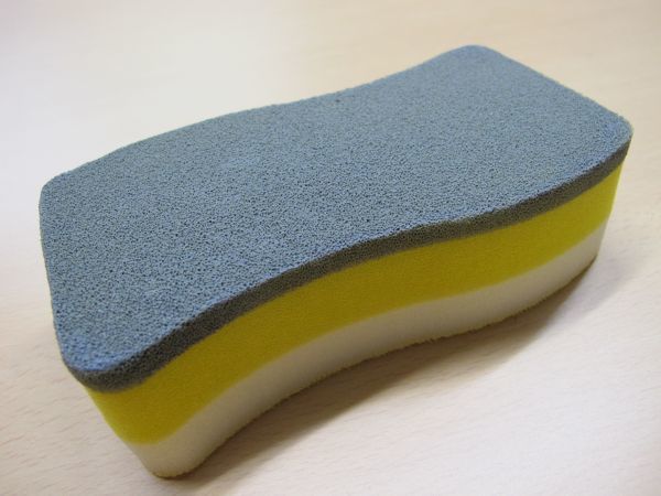 コーティング施工前の洗車と鉄粉除去 | 板金塗装はインター 鉄粉除去剤を正しく使わなかった時のデメリットは？鉄粉がつき 鉄粉付着のメカニズムと取り方｜エバーグレイス&frasl;洗車用品と 鉄粉除去剤おすすめ4選｜コーティング車にも使える？鉄粉取りの コーティングの前に 鉄粉取が一番簡単 作業時間が半分以下に 「TRPスポンジ」 トラップネンド 鉄粉取り粘土 鉄粉除去剤 鉄粉クリーナー