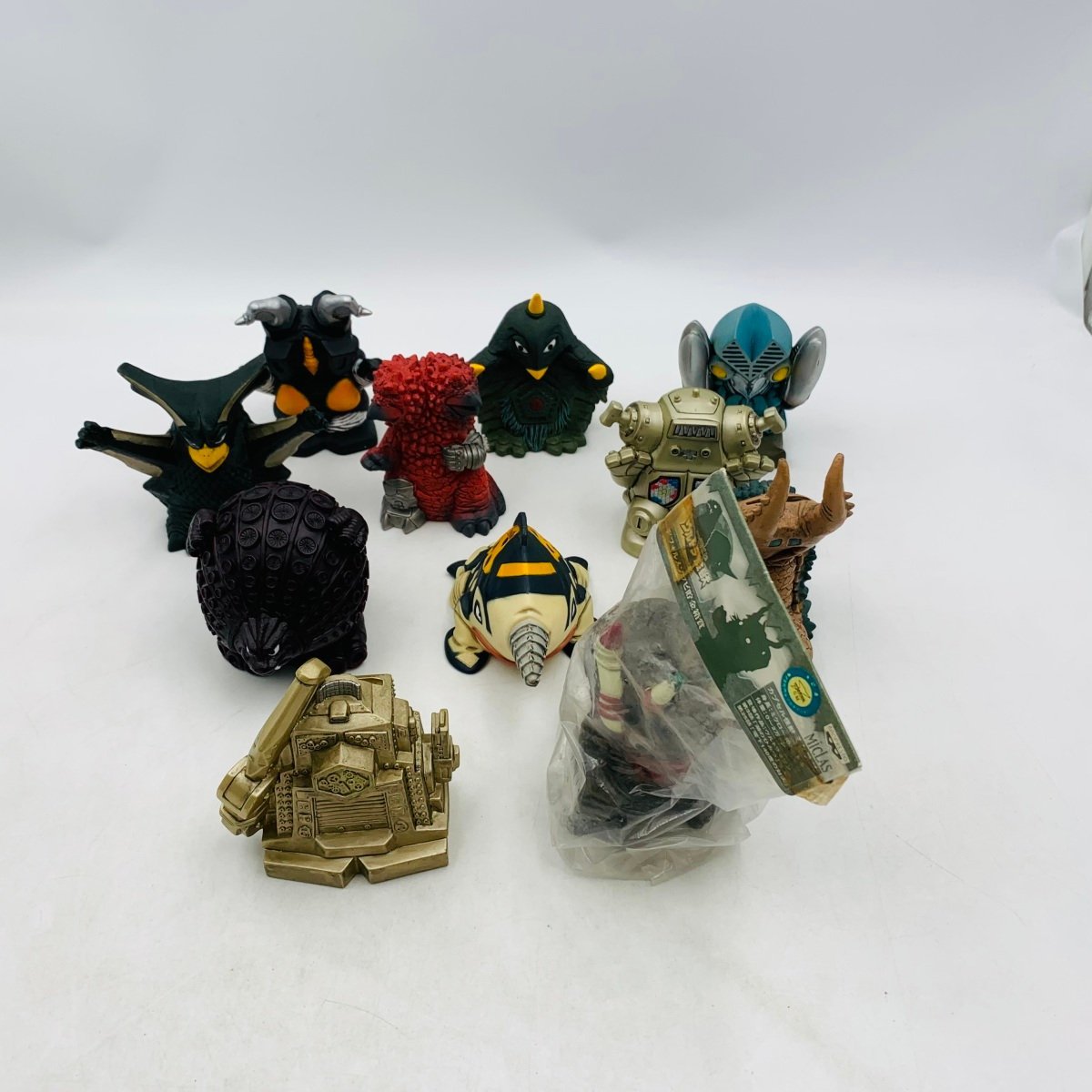 中古品 一番くじ ウルトラマンシリーズ デフォルメソフビ貯金箱 