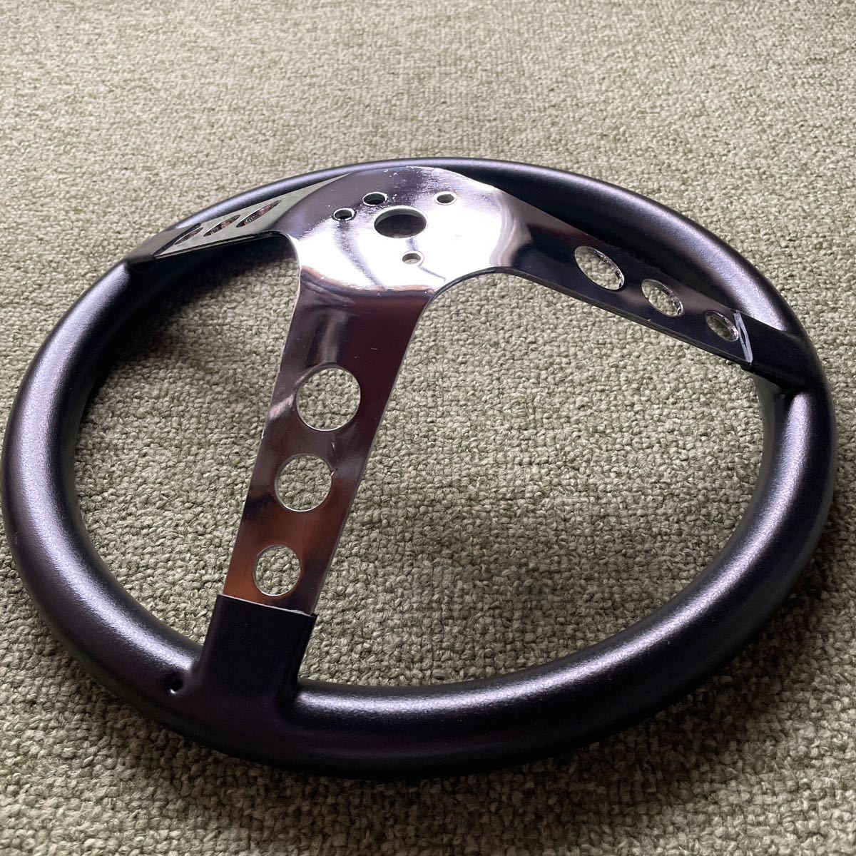 グラント クラシック ブラック フォーム ステアリング ホイール 新品