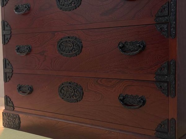 美品 吉野民芸家具 国産 高級金具箪笥 約31.8万円 欅材 焼印有 鍵付 境