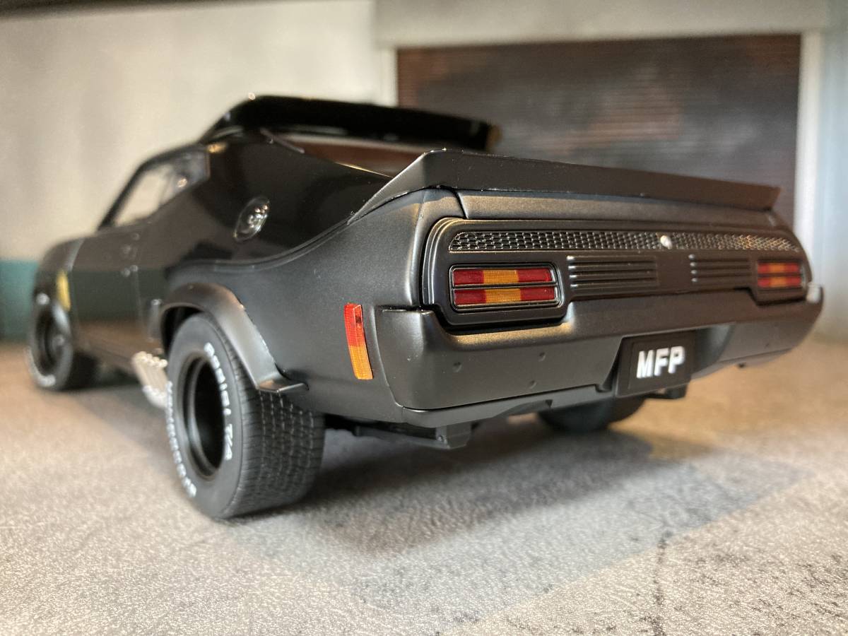 新品改 ラスト1台 オートアート 1/18 マッドマックス フォード XB