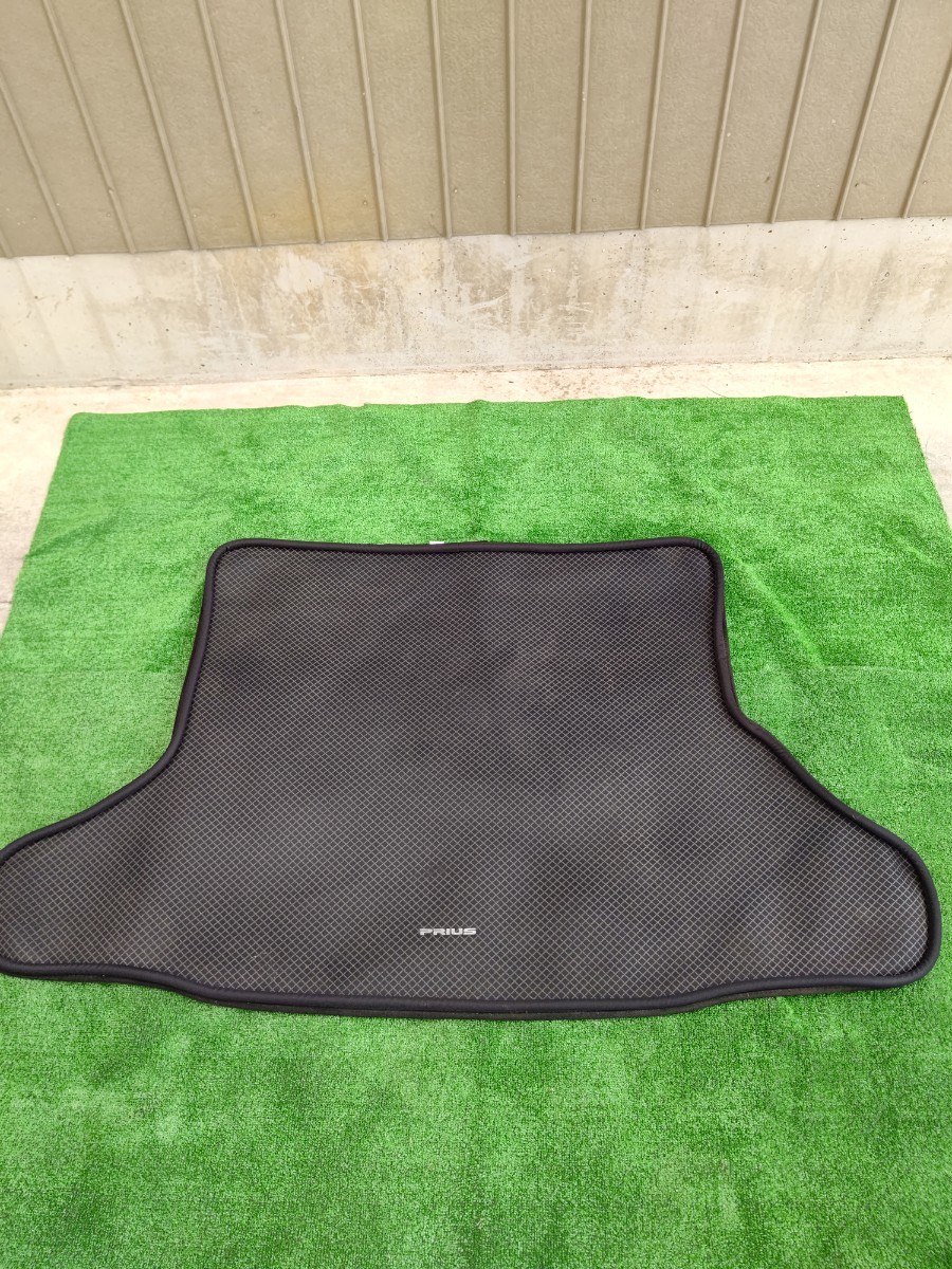 30プリウス トヨタ純正 ラゲッジマット トランクマット 送料無料。 ②