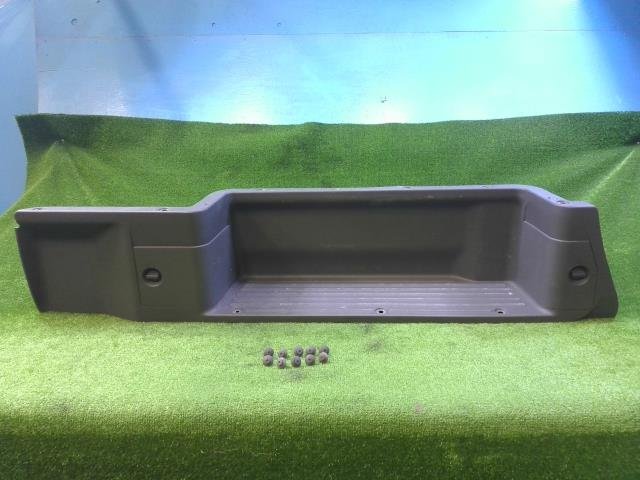 NV350キャラバン VW2E26 純正 左リア側ステップカバ- クリップ10個付 個人宅配送不可