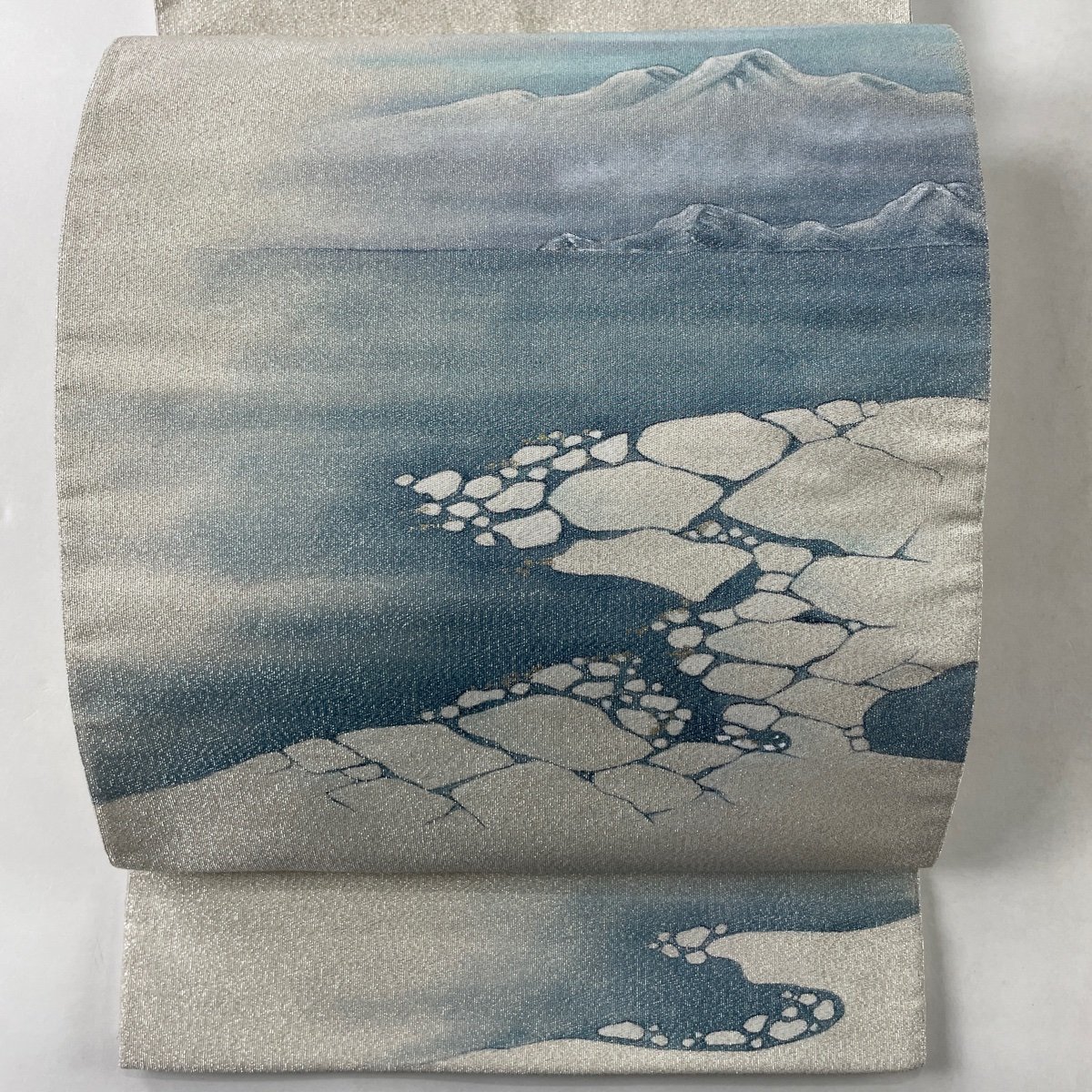 袋帯 秀品 世界遺産知床大山 銀通し 灰色 お太鼓柄 正絹 【中古