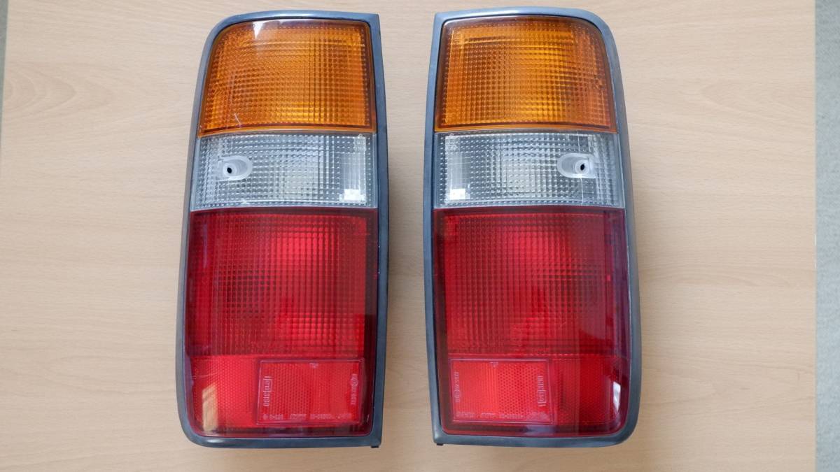 トヨタランドクルーザー80 純正テールレンズ左右セット ランクル 80 純正 テールライト 左右セット バルブ ソケット付