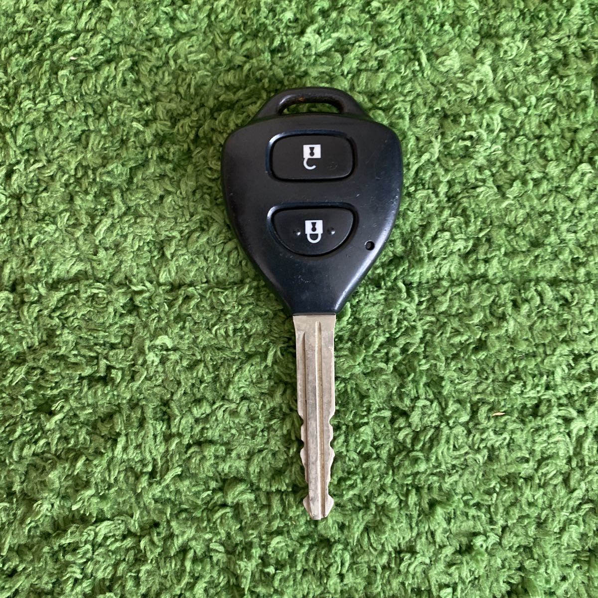 70系ヴォクシー・ノアのキーレス電池交換方法 トヨタ 70ヴォクシー 純正 キーレス リモコン 2