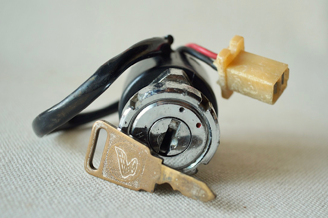 230426】☆ ハンドルスイッチ右 495-1235 使用取付未確認 ジャンク品