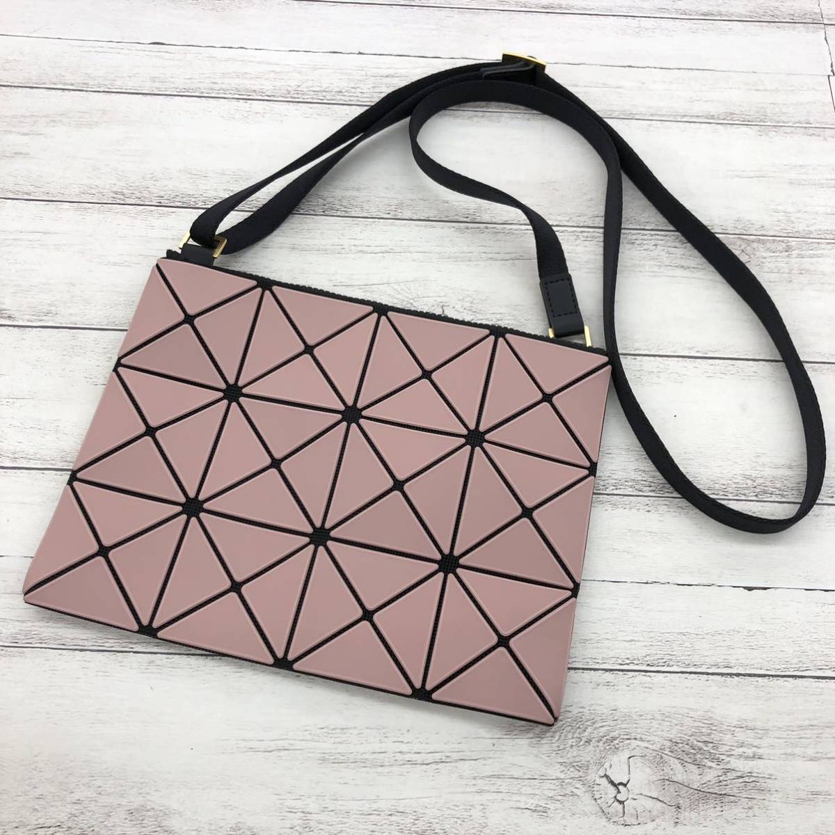 BAO BAO ISSEY MIYAKE バオバオ イッセイミヤケ ルーセント フロスト クロスボディ ショルダーバッグ ポーチ ポシェット BB96AG606